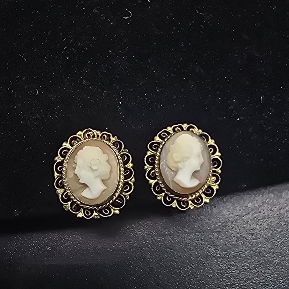 Sterling Silver Cameo Screw Back Earrings Vintage Costume Jewelry